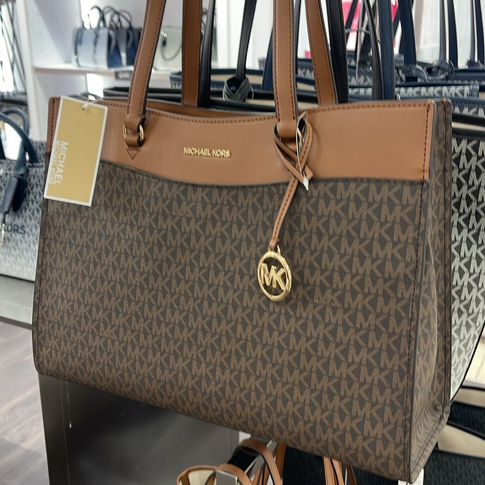 Michael Kors Jet Set Travel Large Signature Logo Pocket Tote Bag
Brown NWT - Picture 13 of 16